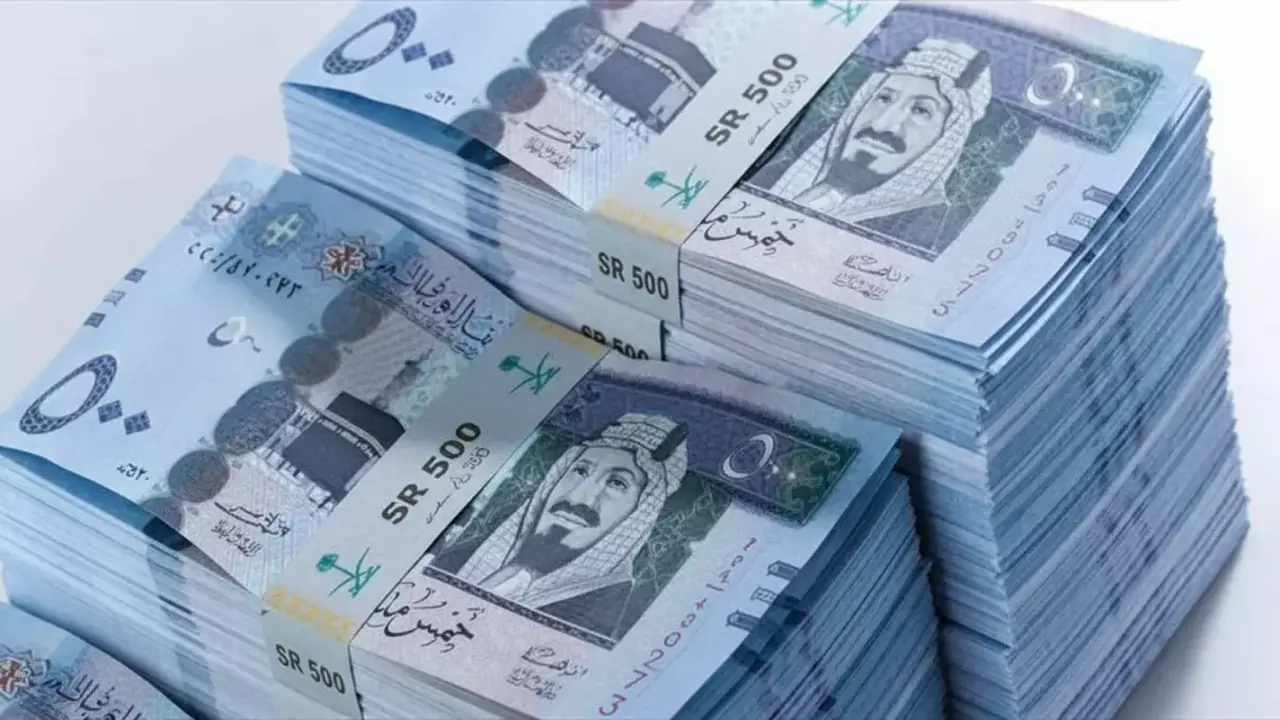الريال السعودي يتفاوت بفروقات تصل إلى 466 نقطة بين البنوك وتأثيرها على سعر الصرف والتداولات المالية